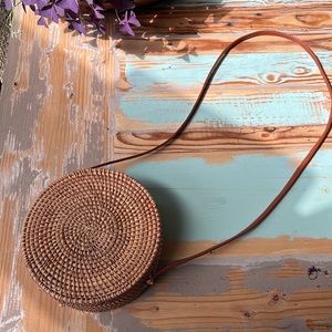 Round woven crossbody EUC